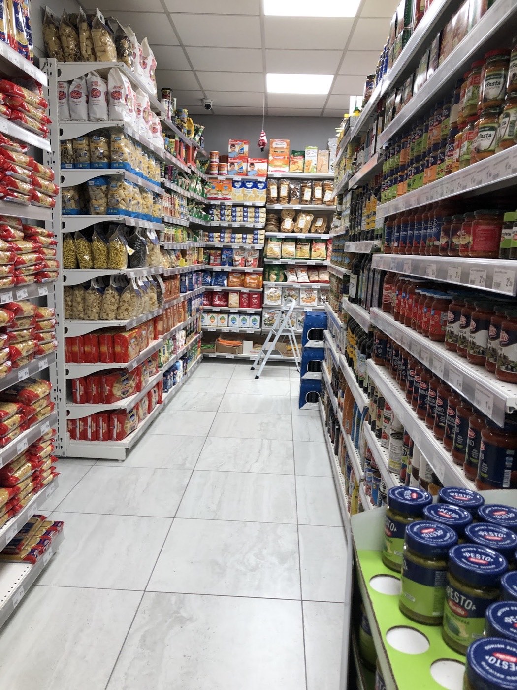 Allée des pâtes et sauces tomate de la boutique du Port, rue Cassini à Nice