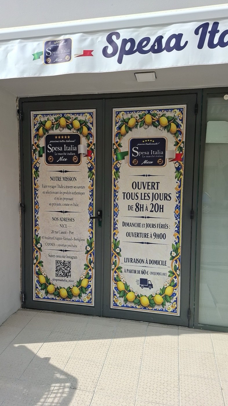 Entrée du magasin Spesa Italia Nice Nord, affiches céramique aux citrons : ouvert tous les jours de 8h à 20h