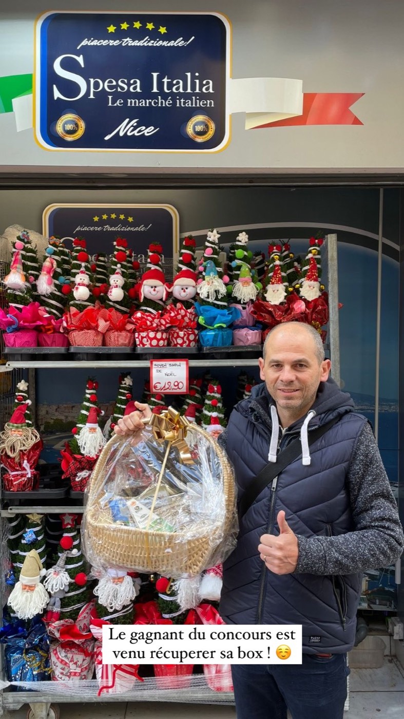 Client souriant venu récupérer sa box cadeau devant la boutique Spesa Italia à Nice