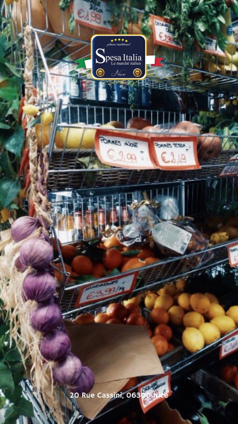 Étal de fruits et légumes frais avec tresses d'ail et citrons — Spesa Italia rue Cassini Nice